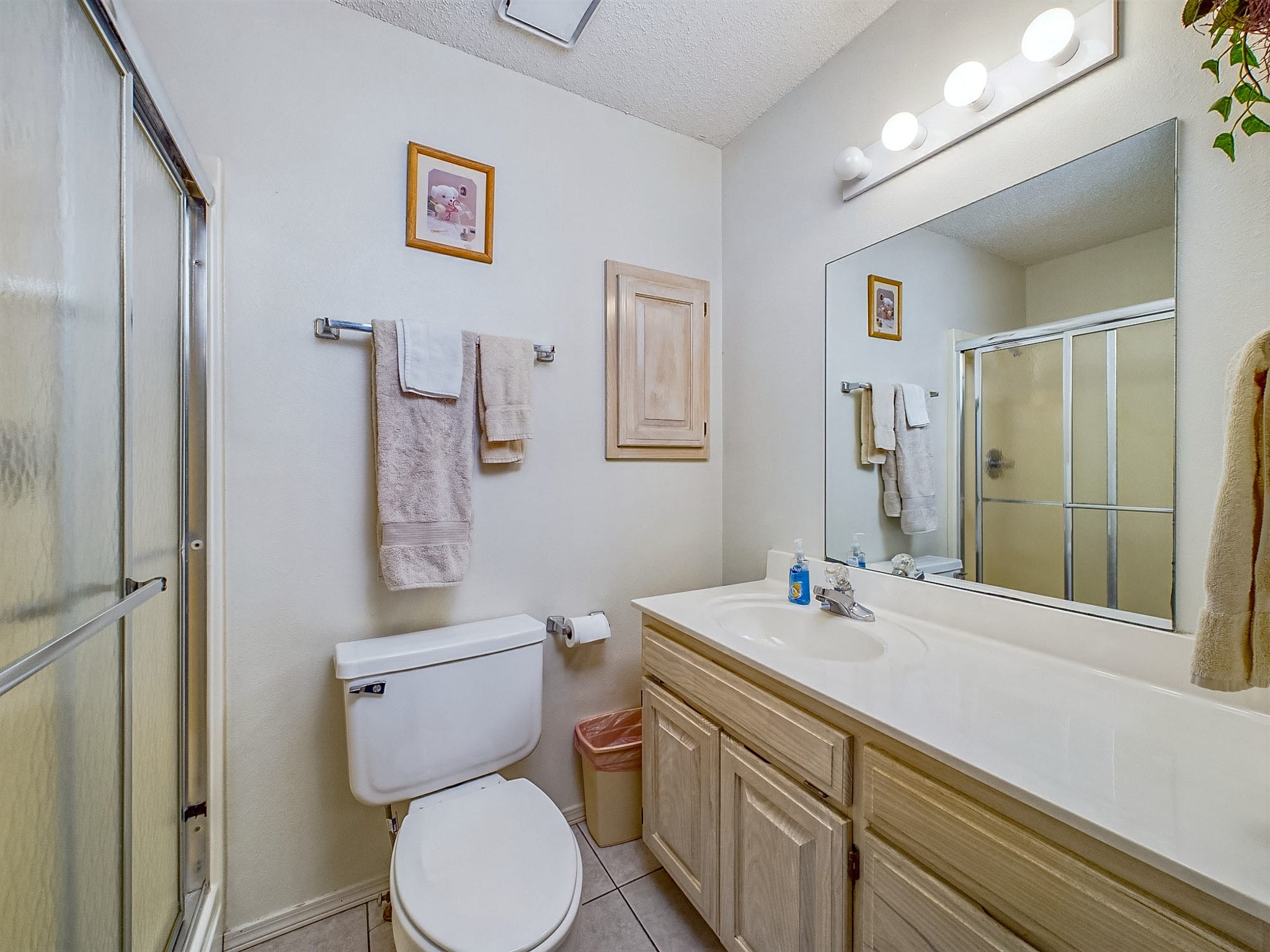 Primary bedroom bathroom