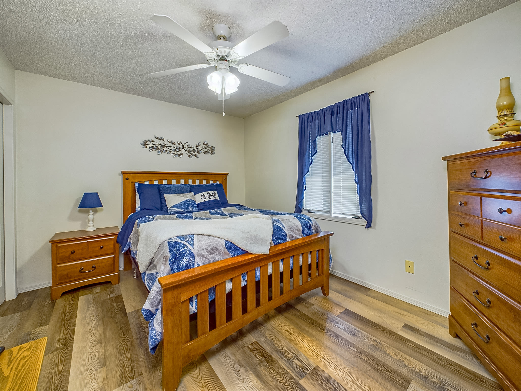 Bedroom 2- Queen Bed