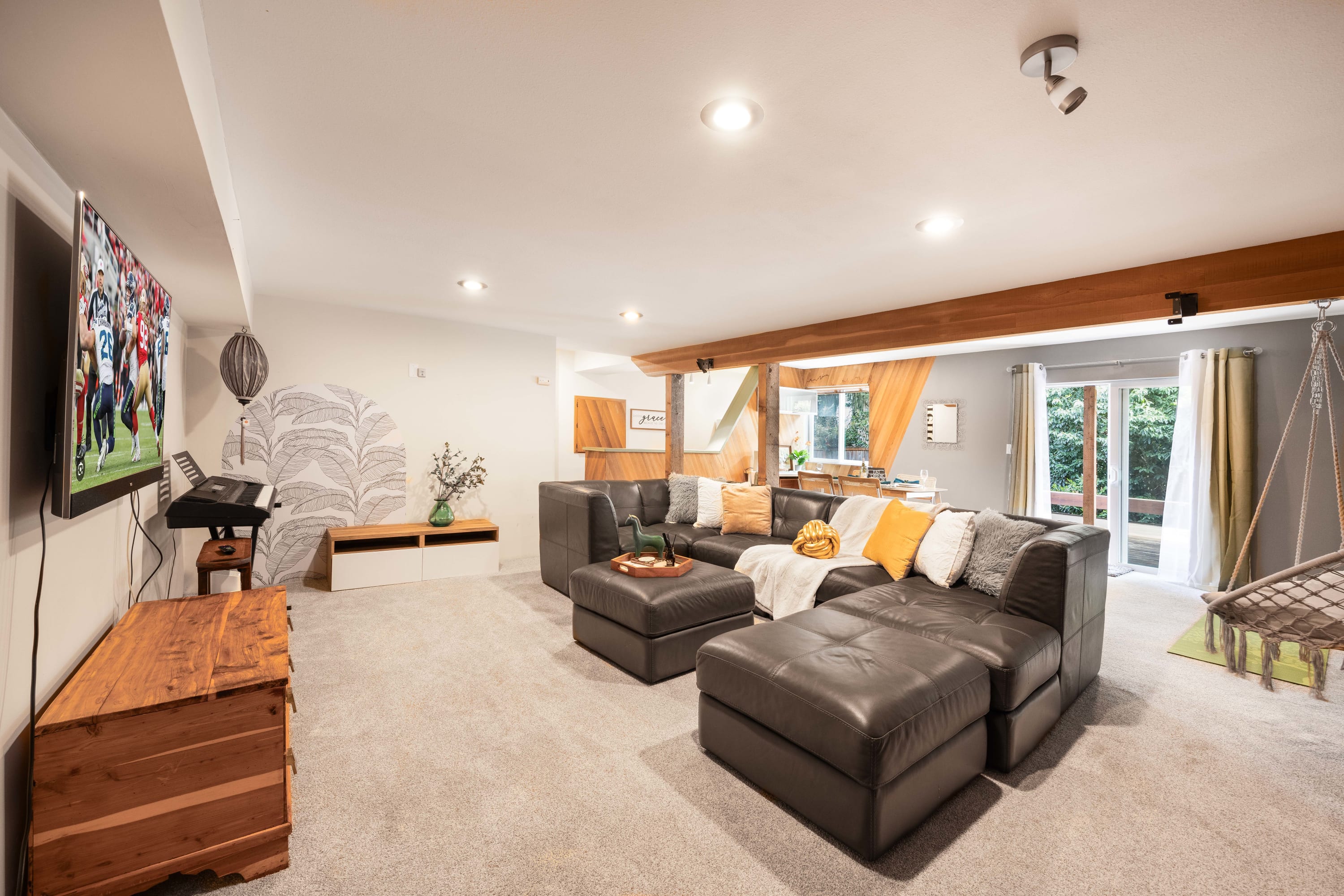 Kirkland Oasis, Chic Basement Retreat with Hot Tub