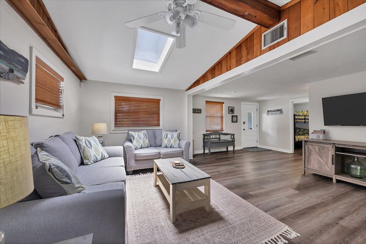 The Beverly House- 3/2 w/ Pool, 4 Miles to Beach! – photo 1