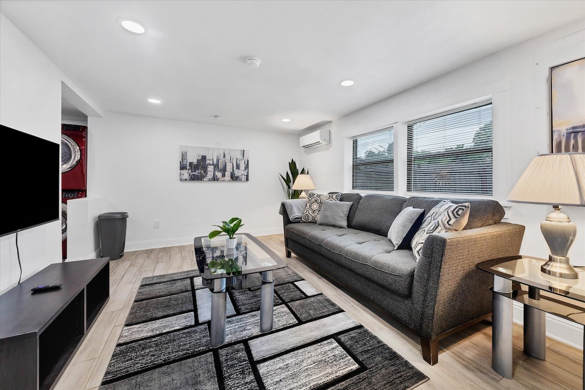 Family Seminole Heights Retreat w King Bed & Fast Wifi