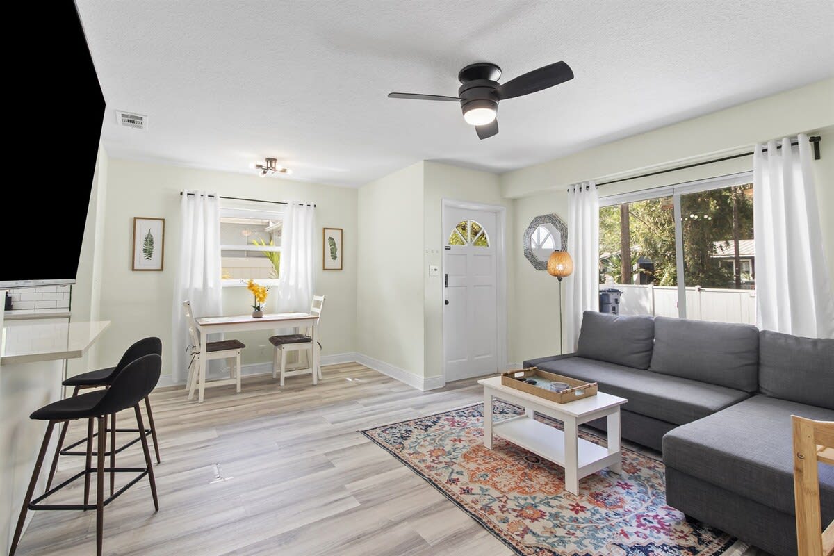 The Flora Retreat - 1 mile from zoo, Fast Wifi