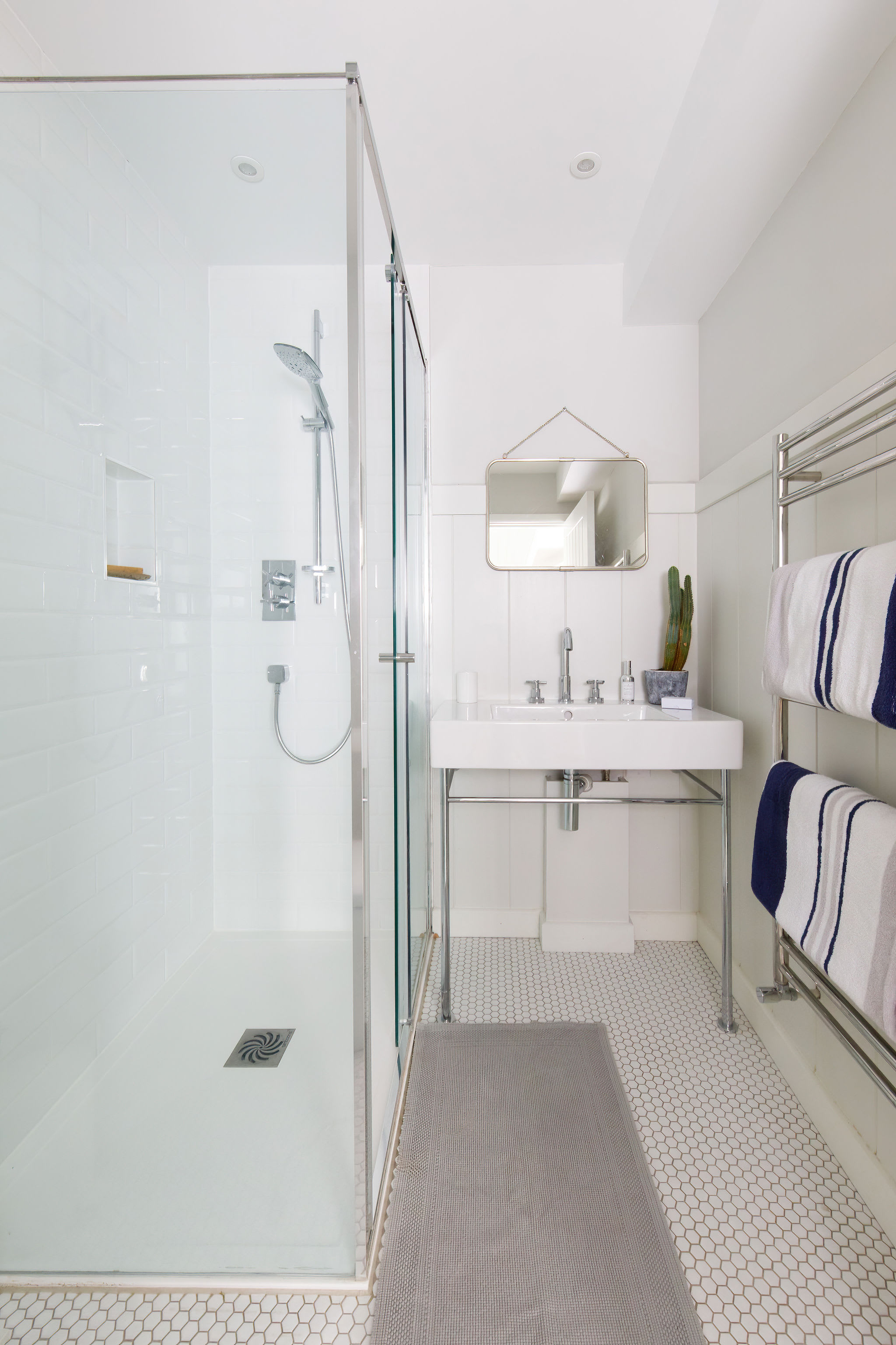 Family bathroom for use of bedroom 3 and 4