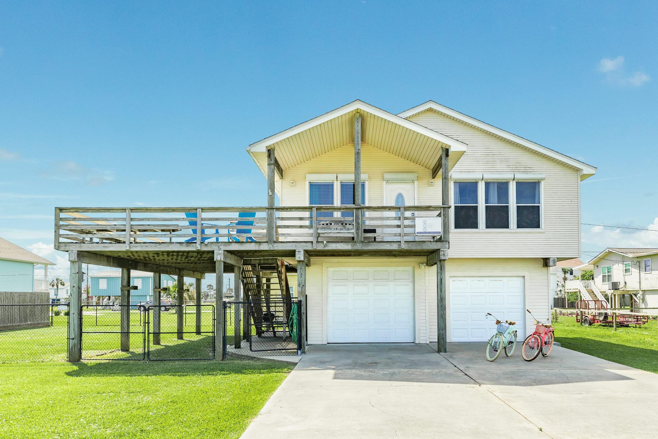 Jamaica Beach Gem Huge Deck Fenced Pups Welcome | Photo 3