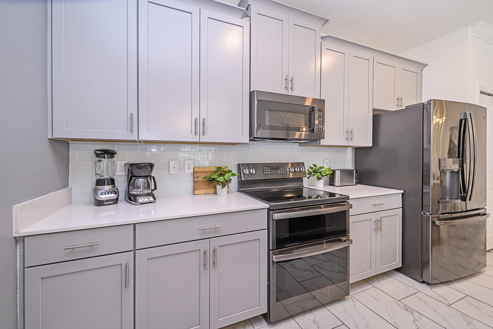 Entertain While You Cook In This Functional And Elegant Kitchen