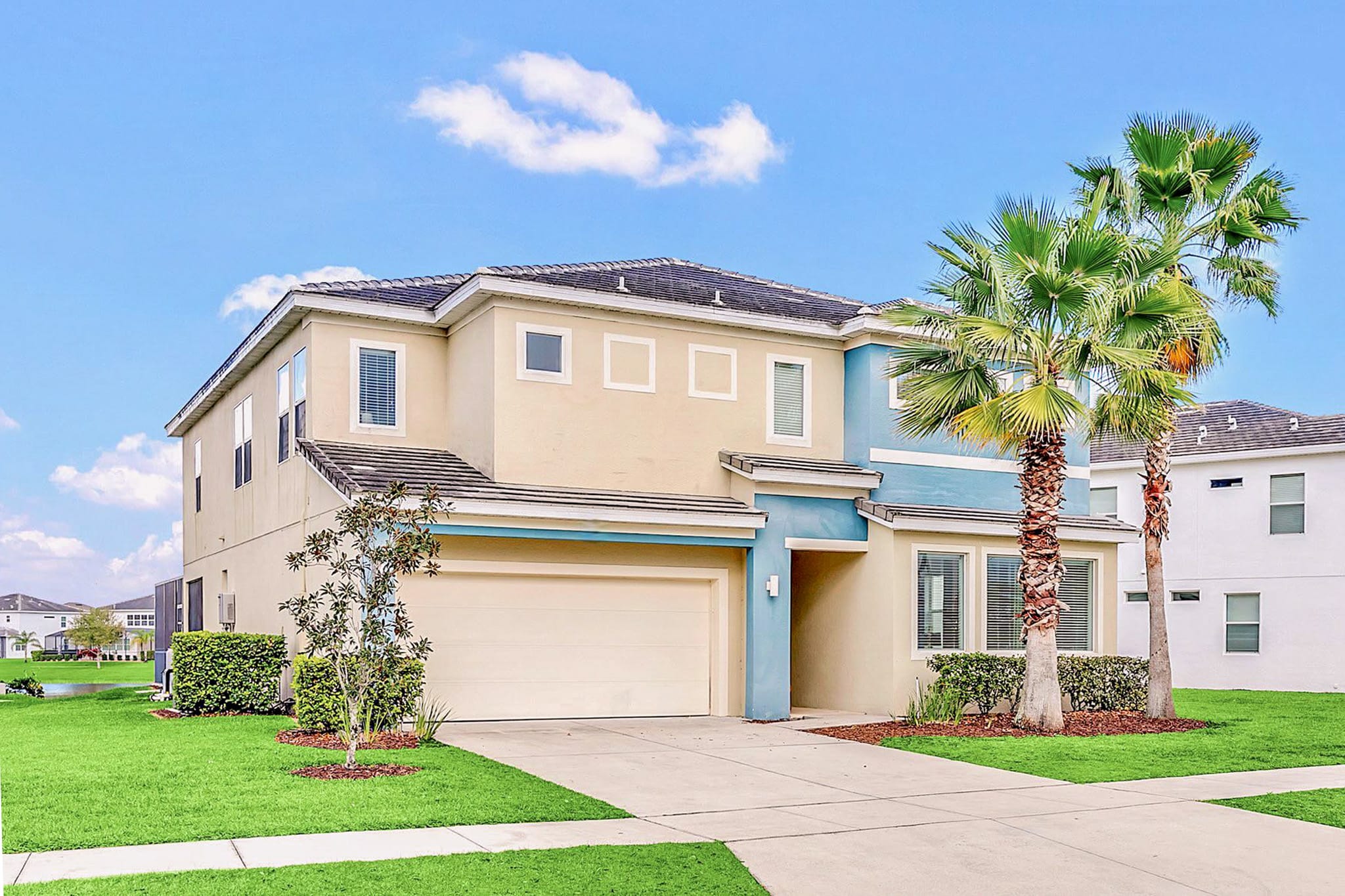 Beautiful Lakefront Home With Elegant Exterior Design