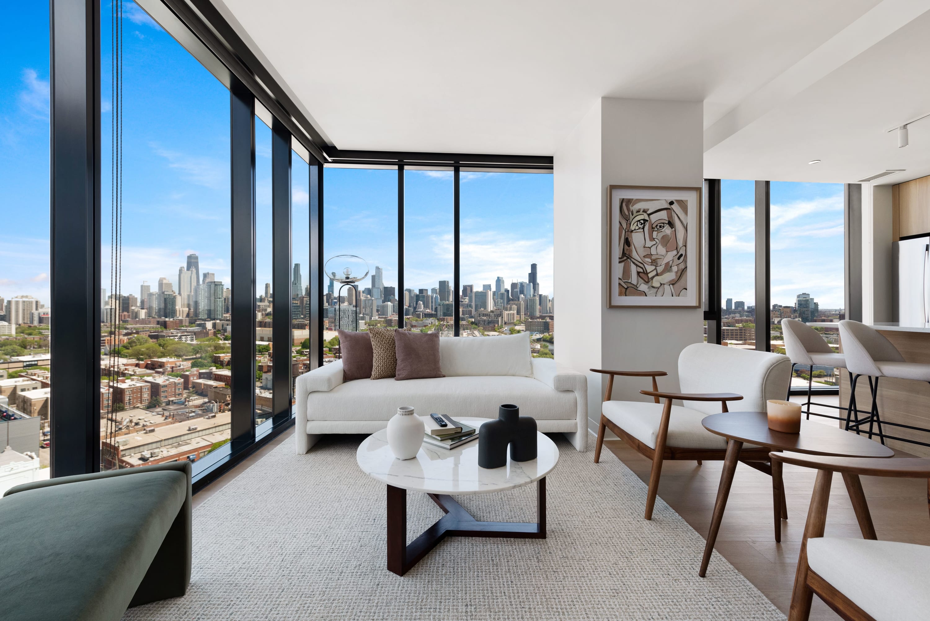 Lincoln Park Getaway: Skyline Views & Luxury - Chicago, IL
