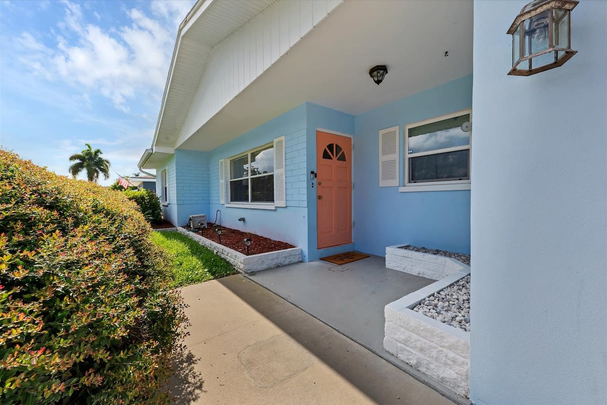 Casa De Largo-Full House w/ Pool 3 miles to Beach!