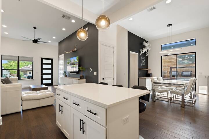 East Austin, 4 BR, Modern | The Allen