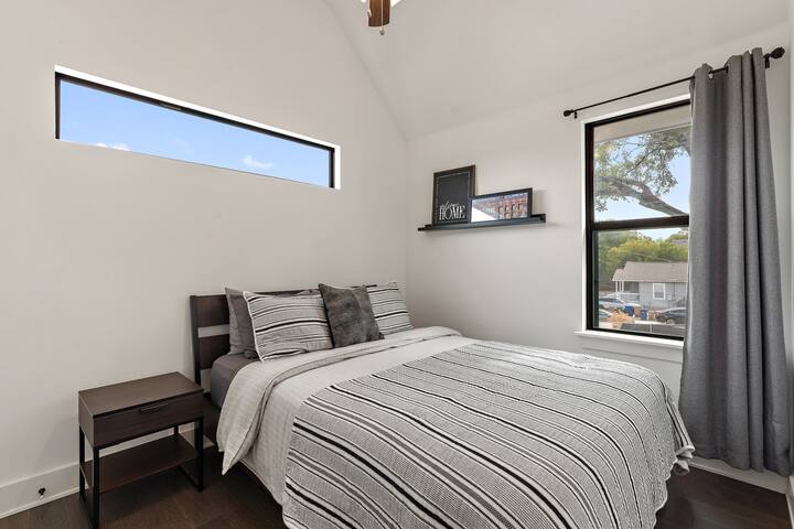 East Austin, 4 BR, Modern | The Allen