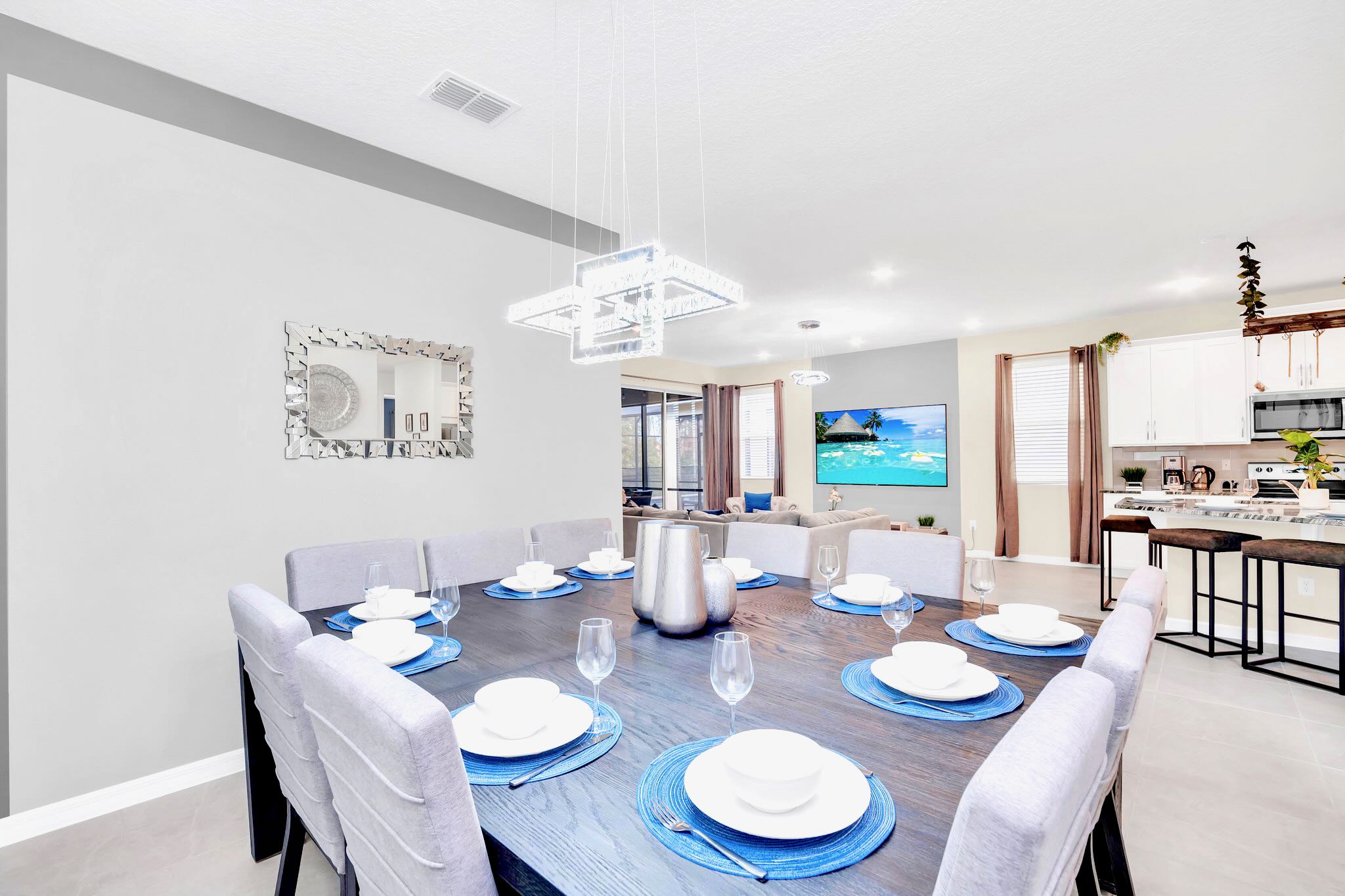 Large capacity dining table