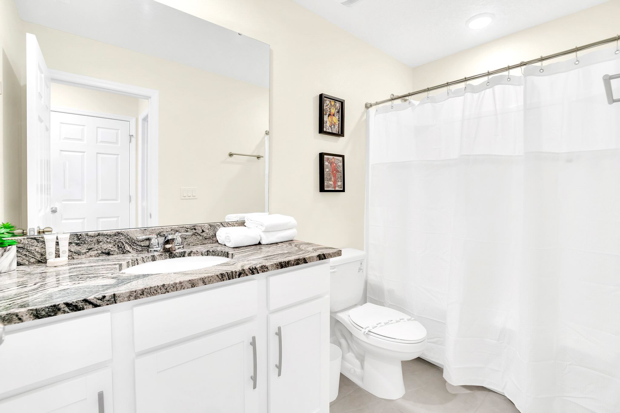 En-Suite Bathroom with Combined Shower and Bathtub