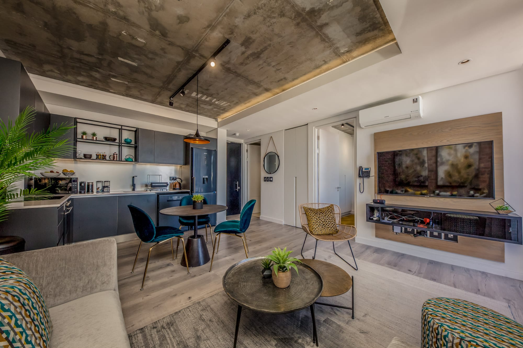 Beautifully Decorated Apartment in Cape Town Urban Signature 5