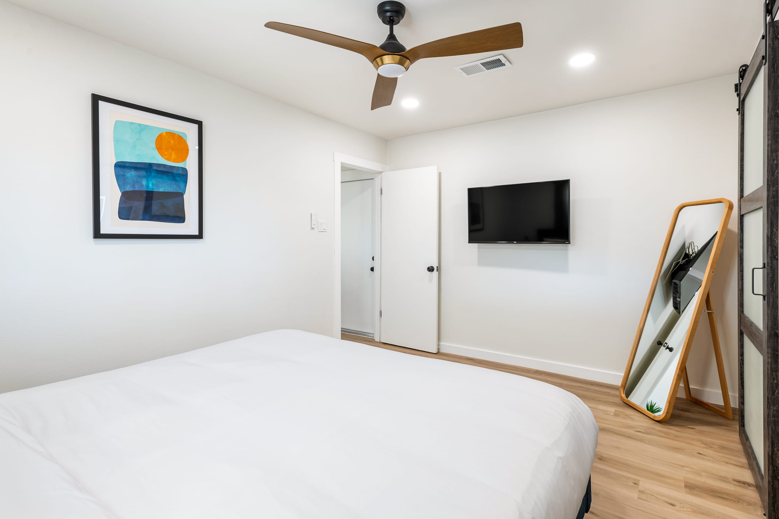 Mid Century S. ATX Oasis-Sleeps 8, Office & Pets!