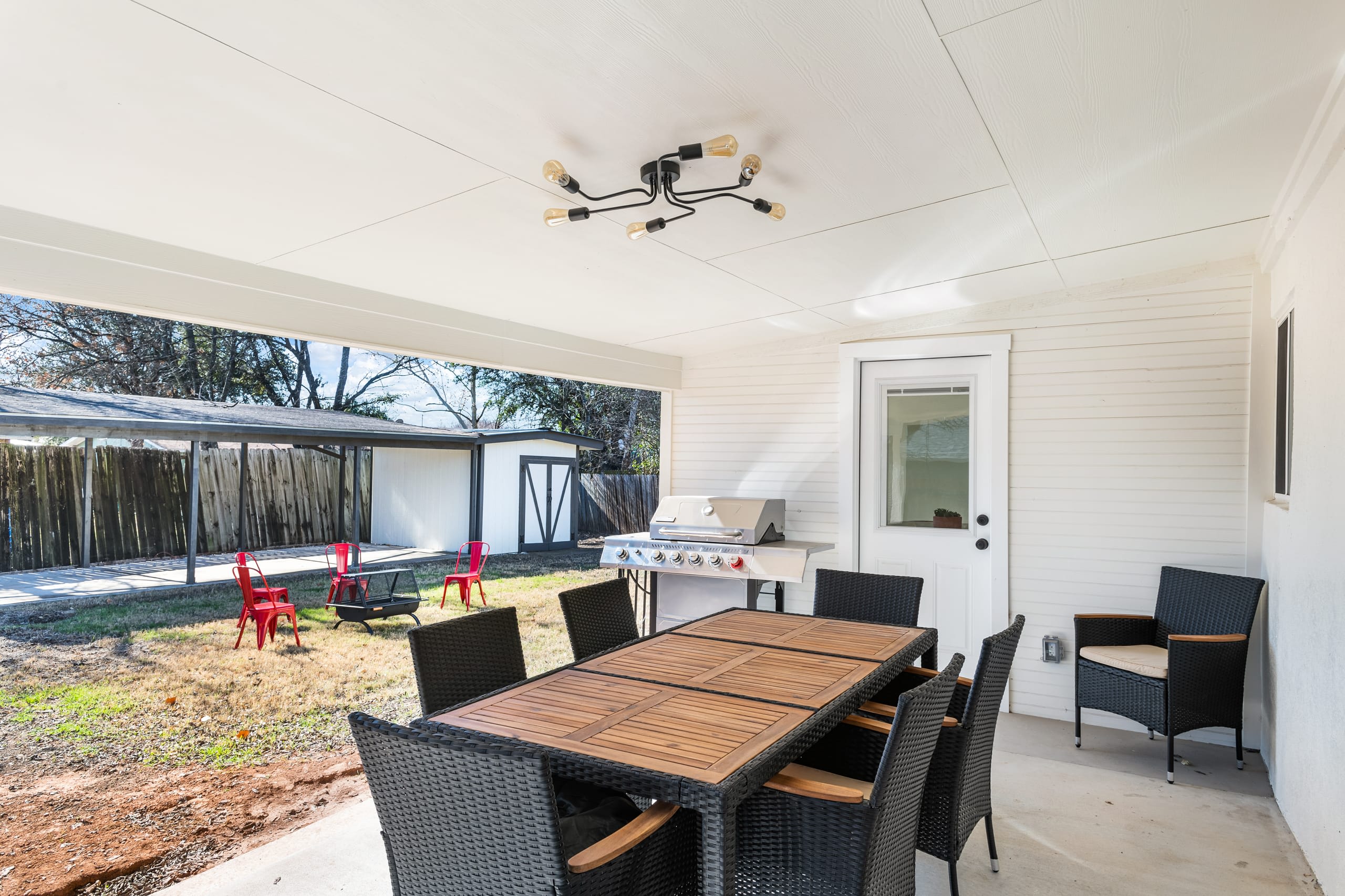 Mid Century S. ATX Oasis-Sleeps 8, Office & Pets!