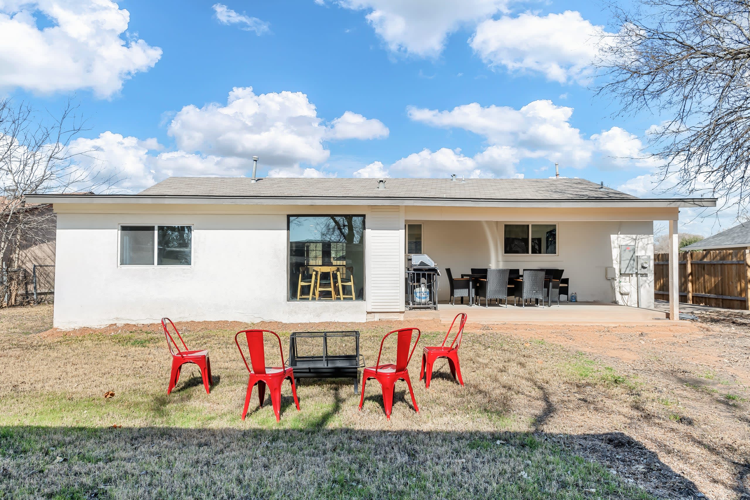 Mid Century S. ATX Oasis-Sleeps 8, Office & Pets!