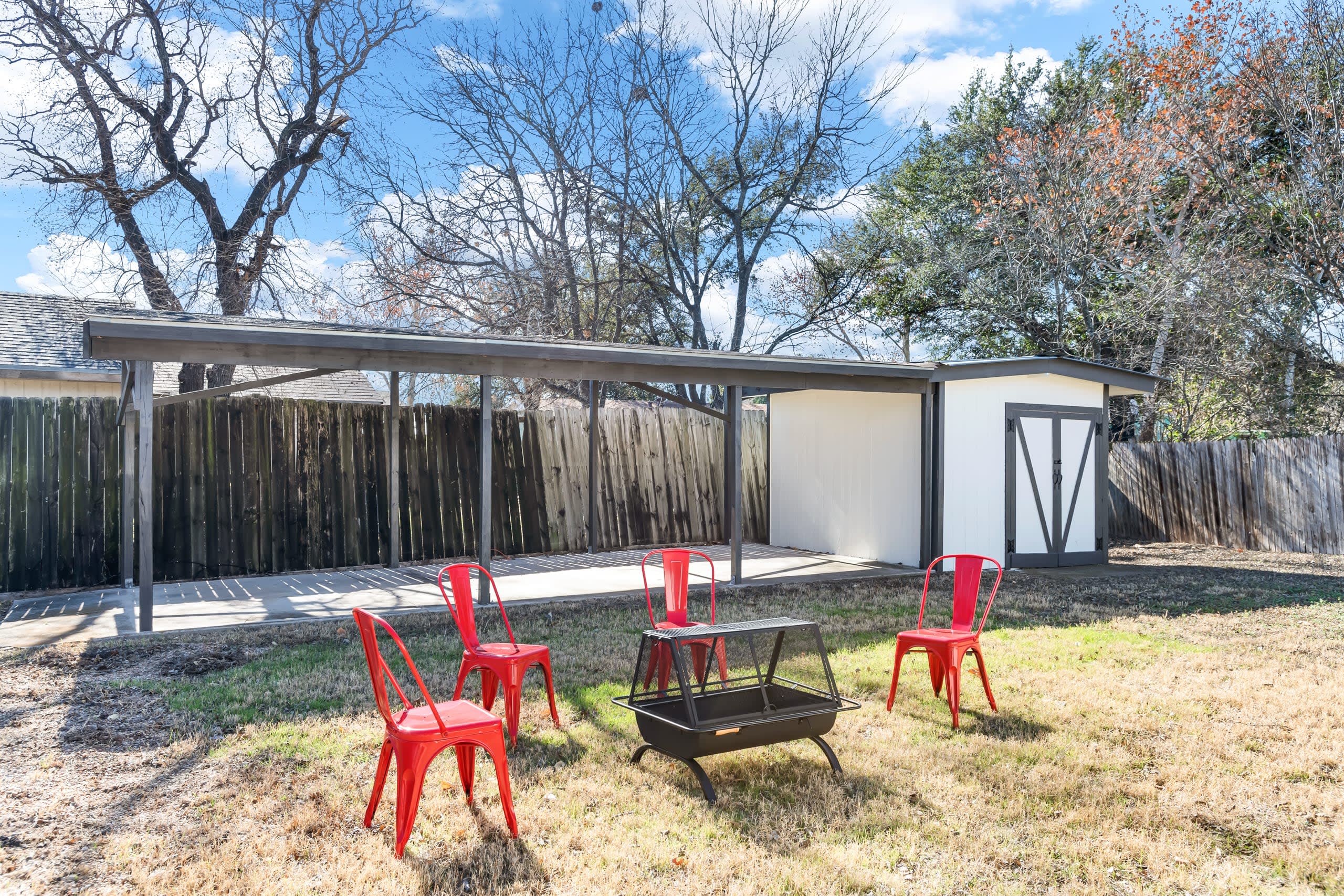 Mid Century S. ATX Oasis-Sleeps 8, Office & Pets!