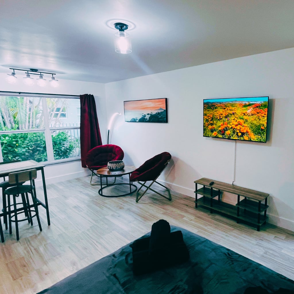 Large Studio w/ Fast Wi-Fi + Free Parking Spot