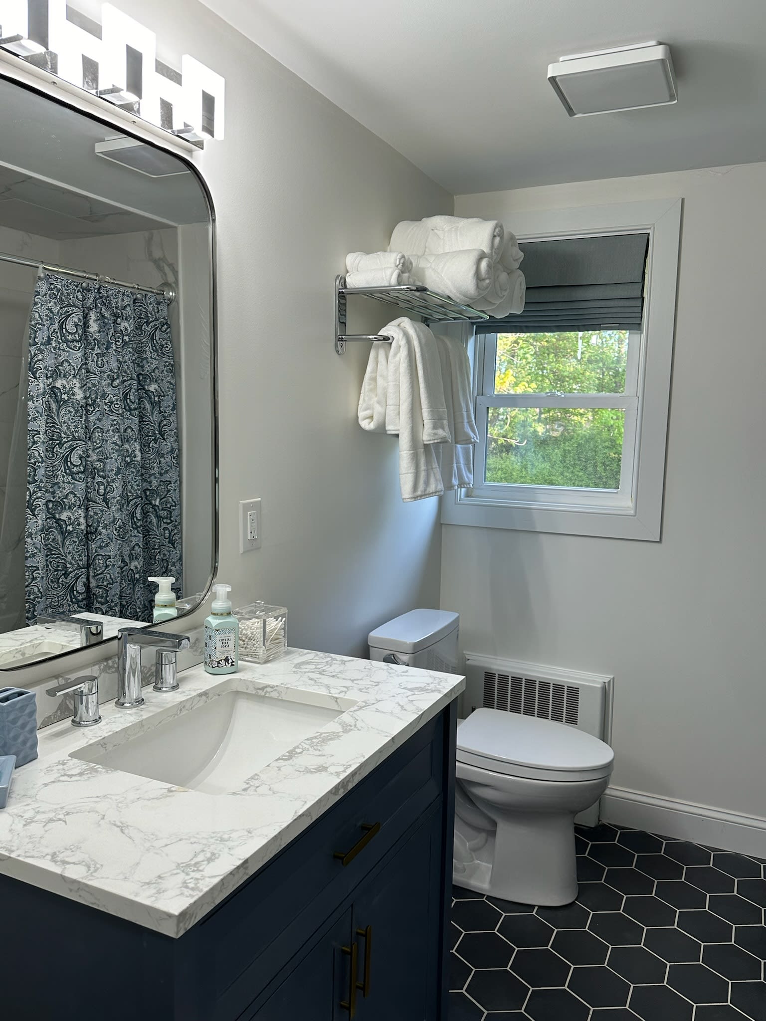 Charming Connecticut Hideaway - Picture 9