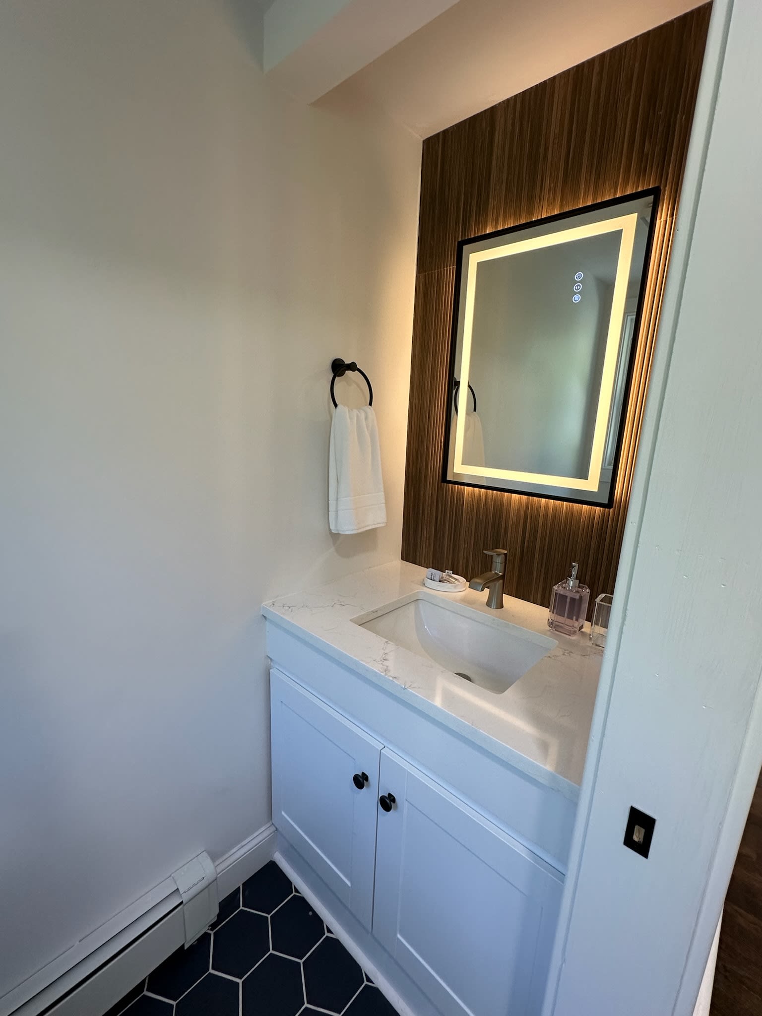 Charming Connecticut Hideaway - Picture 31