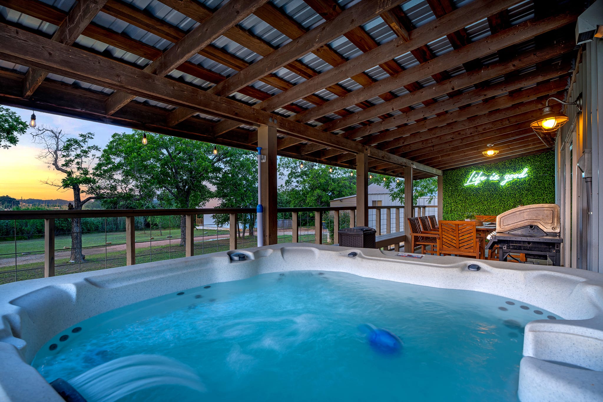 Hollmig Haus - Hot Tub, Cowboy Pool & Beauty Bar — Fredericksburg, TX — vacation rental