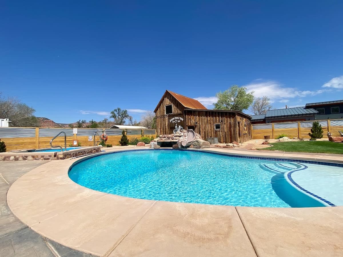 Luxe stay in Kanab with stargazing rooftop deck, pool & hot tub — Kanab, UT — vacation rental