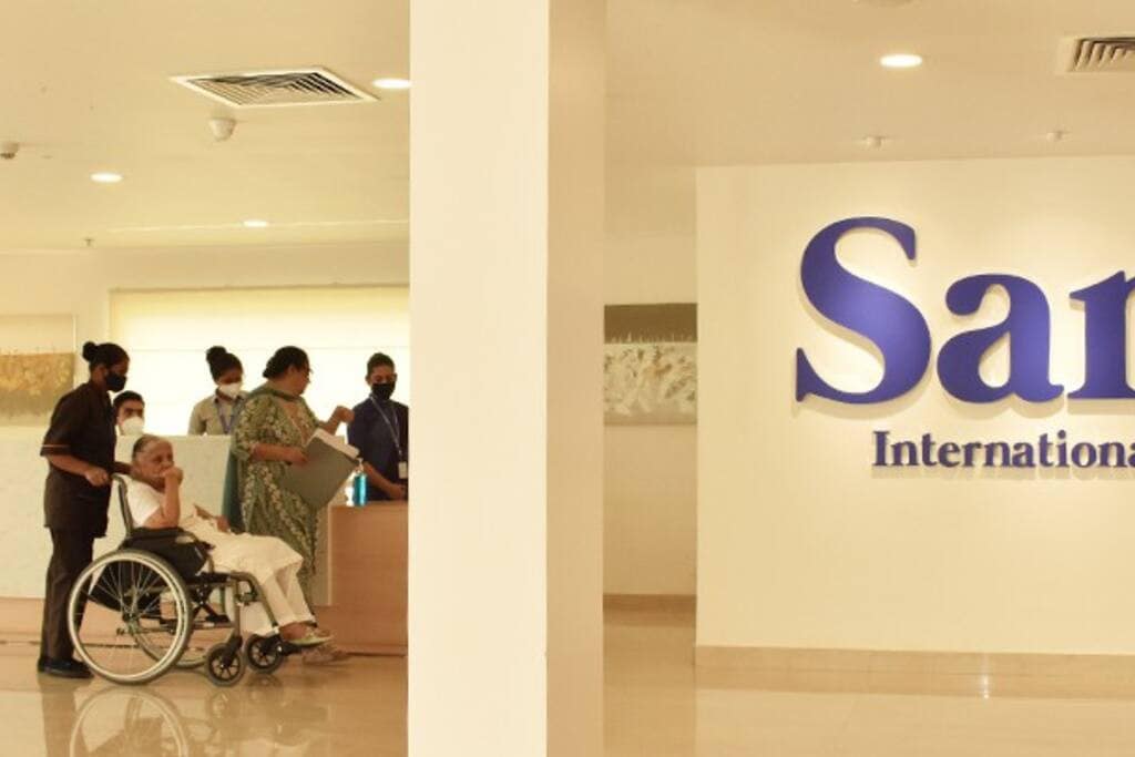 Sanar International Hospital is about 2 minutes away from your location.