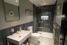 Stunning City Centre Apartment 1 - Photo 9