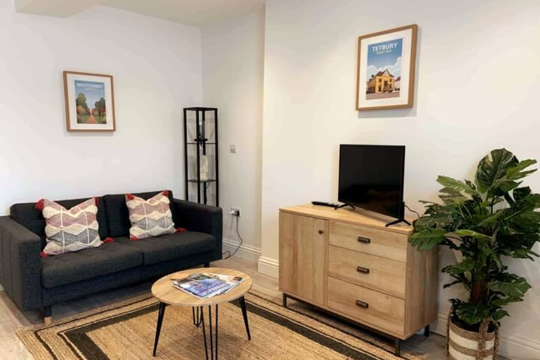 New contemporary apartment in centre of Tetbury — Tetbury, England — vacation rental