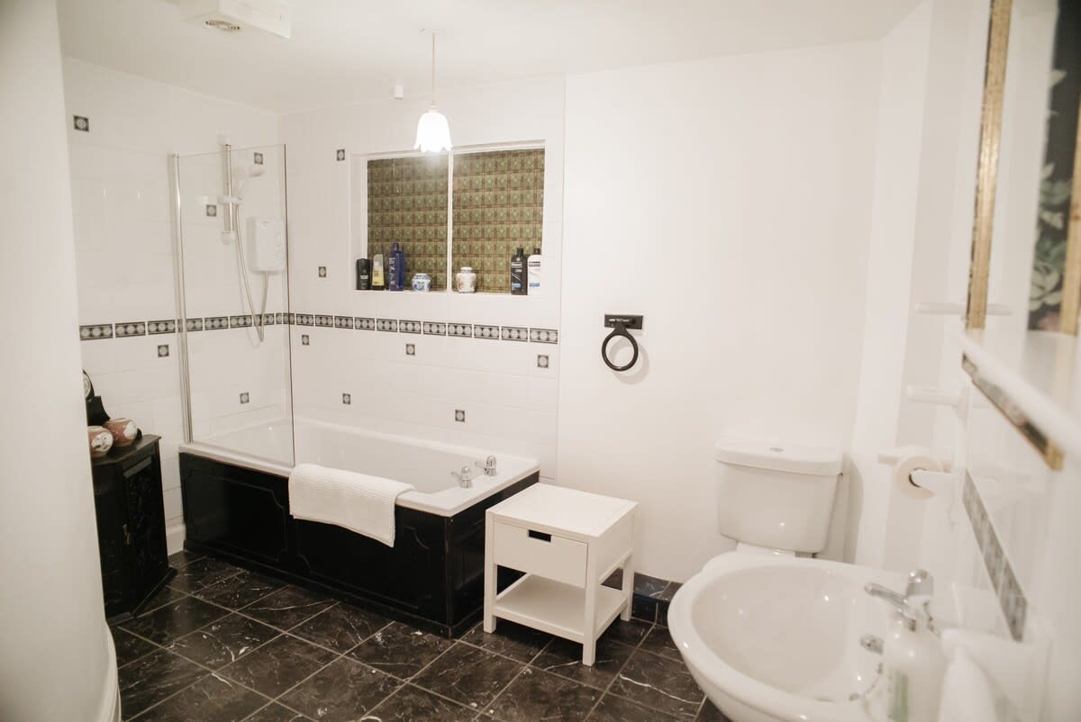 View Spacious Victorian Flat in Heart of Finnieston in 43 Saint Vincent Crescent G3 8NG Spacious Victorian Flat in Heart of Finnieston in 43 Saint Vincent Crescent G3 8NG - Property image 14 - VivreStays