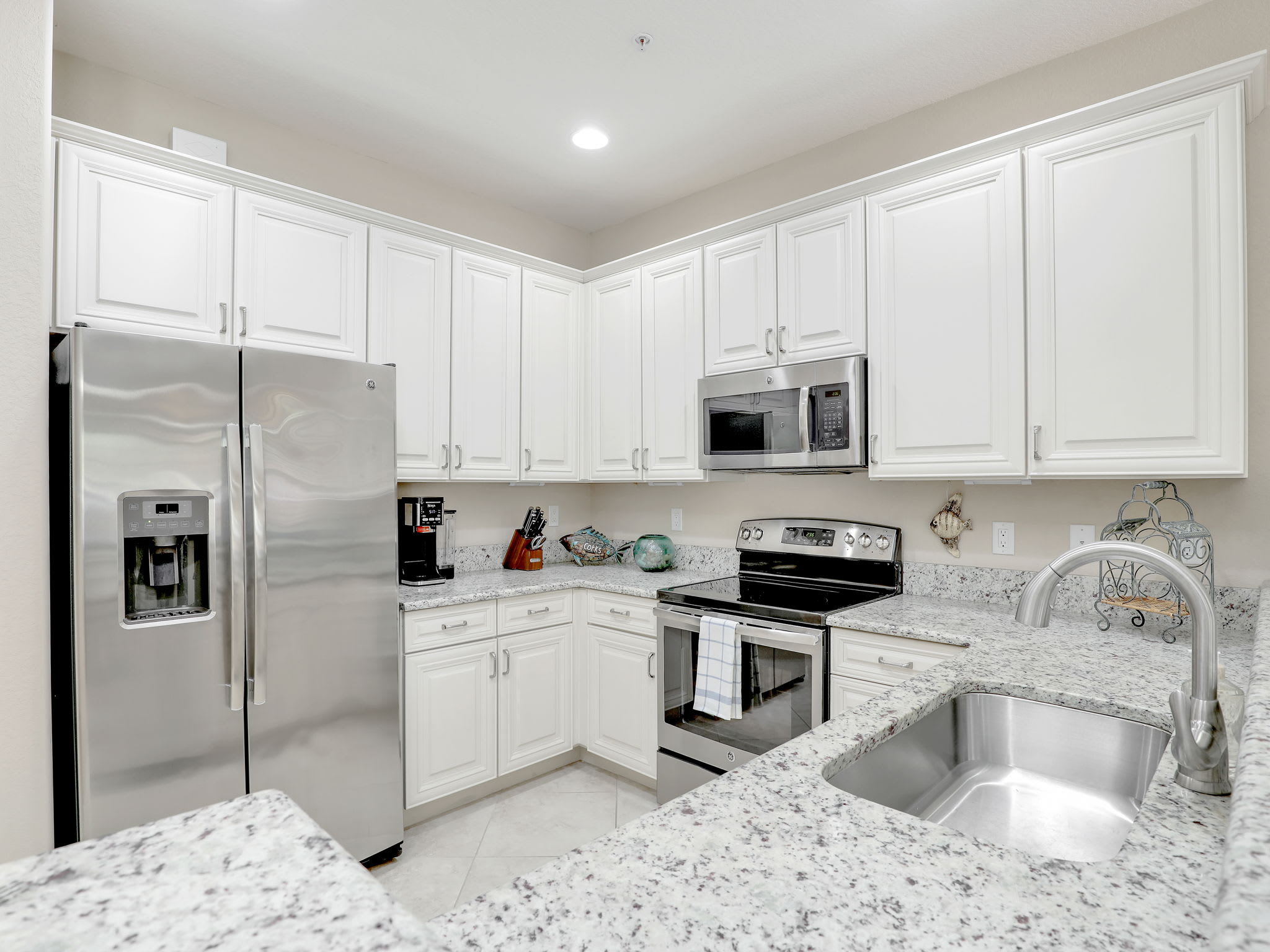 Paseo resort townhouse w/ pool access & balcony