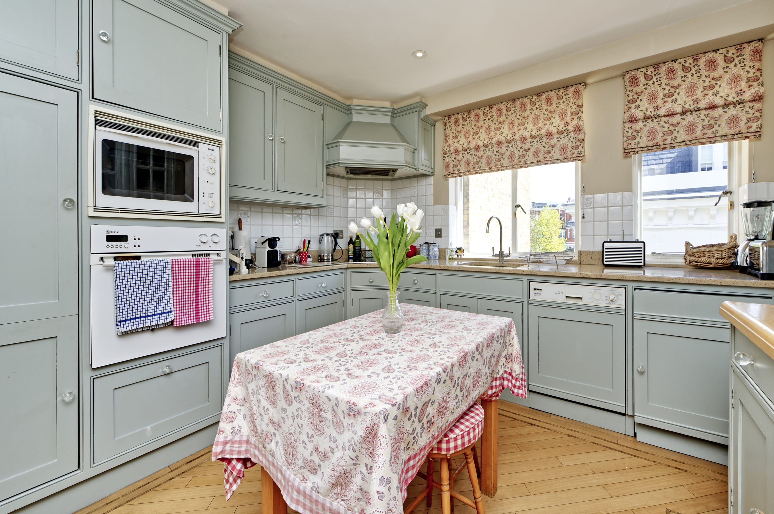 Beautiful & Spacious, 2 Bed in South Kensington in Onslow Square 38 SW7 3NS - Property image 2 - VivreStays