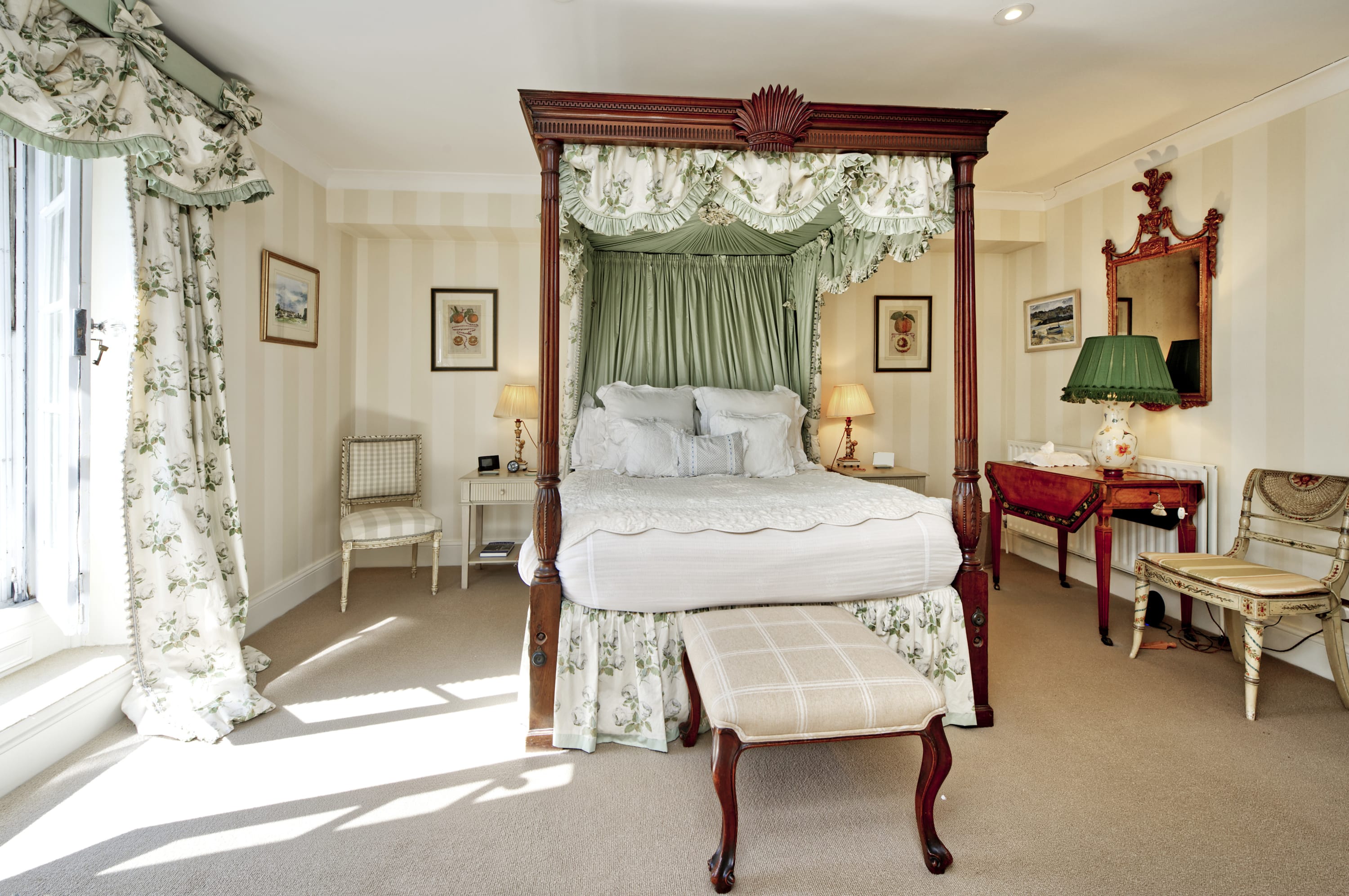 Beautiful & Spacious, 2 Bed in South Kensington in Onslow Square 38 SW7 3NS - Property image 3 - VivreStays