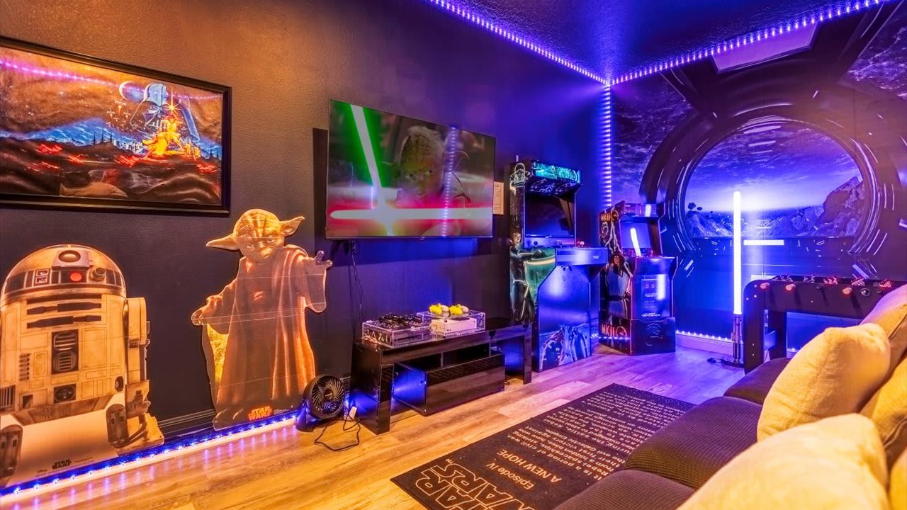 7BR Family Fun Estate Arcade Room Private Room | Photo 43