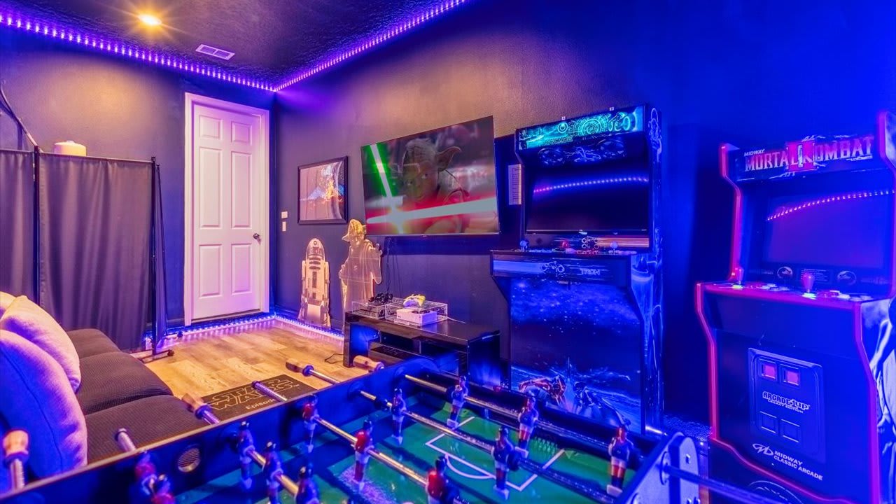 7BR Family Fun Estate Arcade Room Private Room | Photo 44
