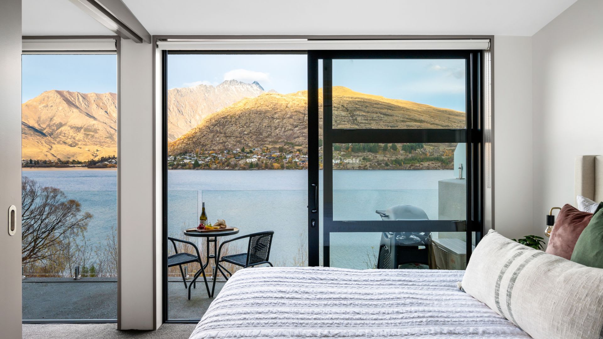 Spacious Bedroom with Super King Bed and Scenic Vistas – Relax in comfort in this beautifully appointed bedroom, offering a super king bed with premium linens and awe-inspiring views of the lake and mountains, perfect for a peaceful getaway.