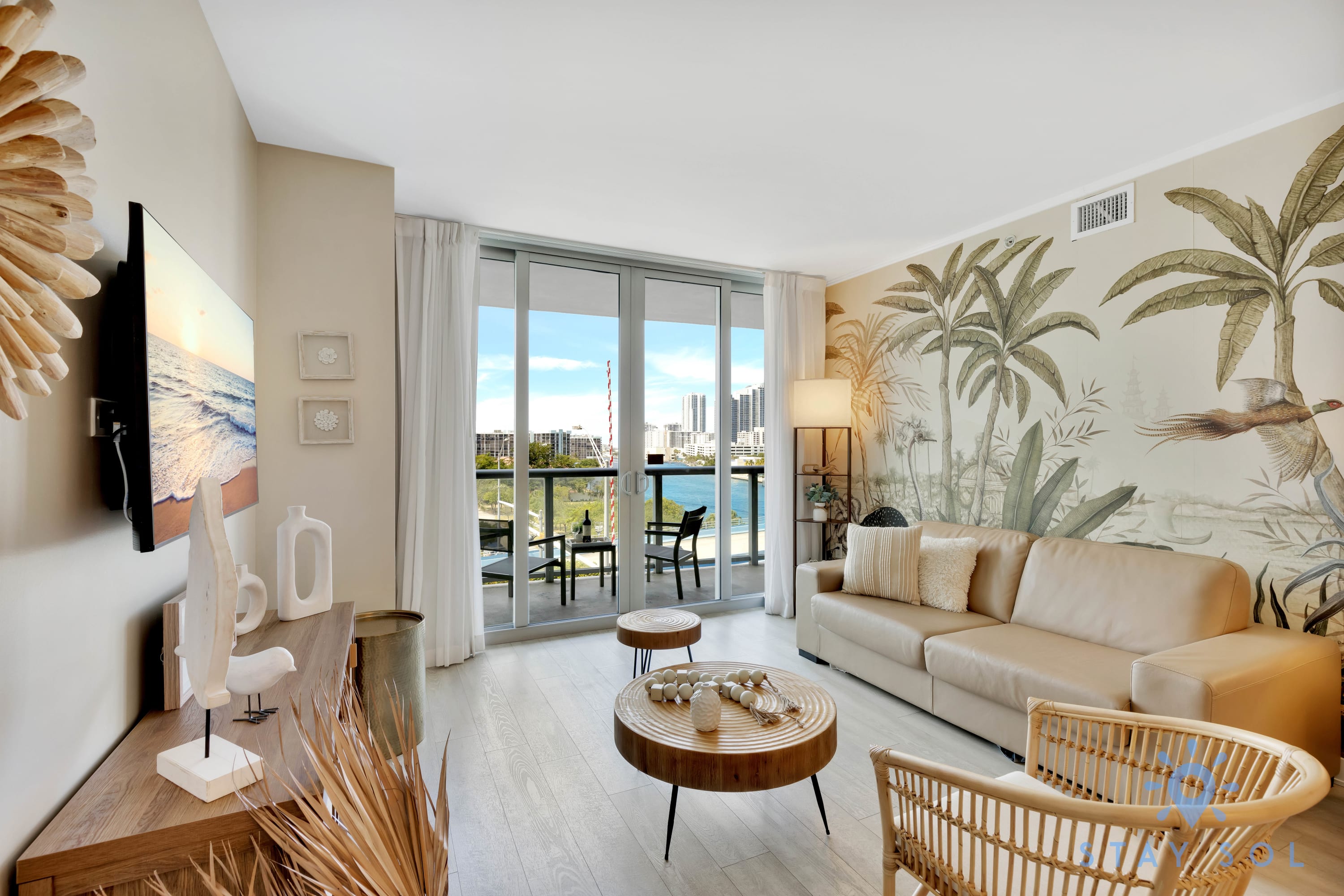2BR w/ Balcony + Amazing Pool + Gym — Hallandale Beach, FL — vacation rental