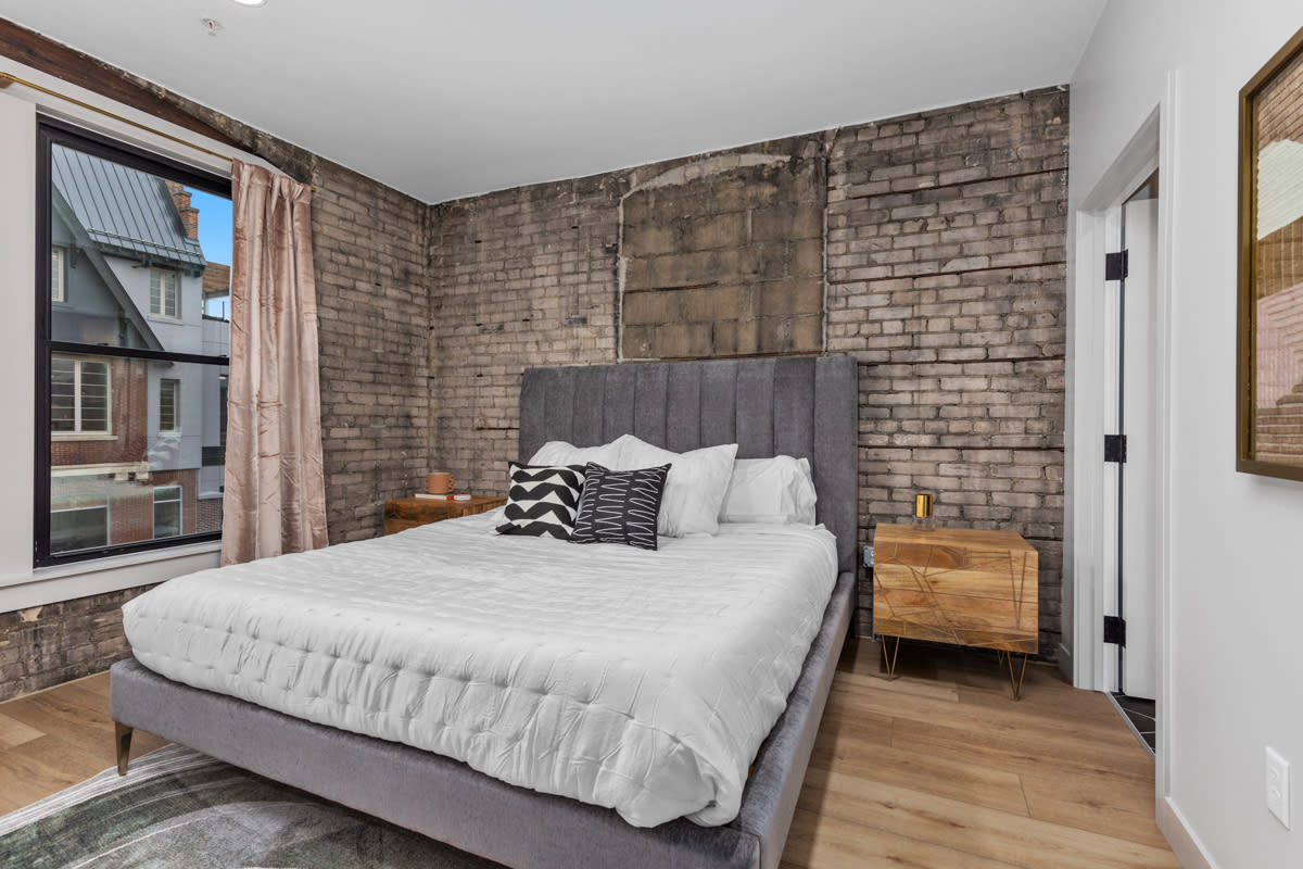The BlueJay Vintage Suite - With Window