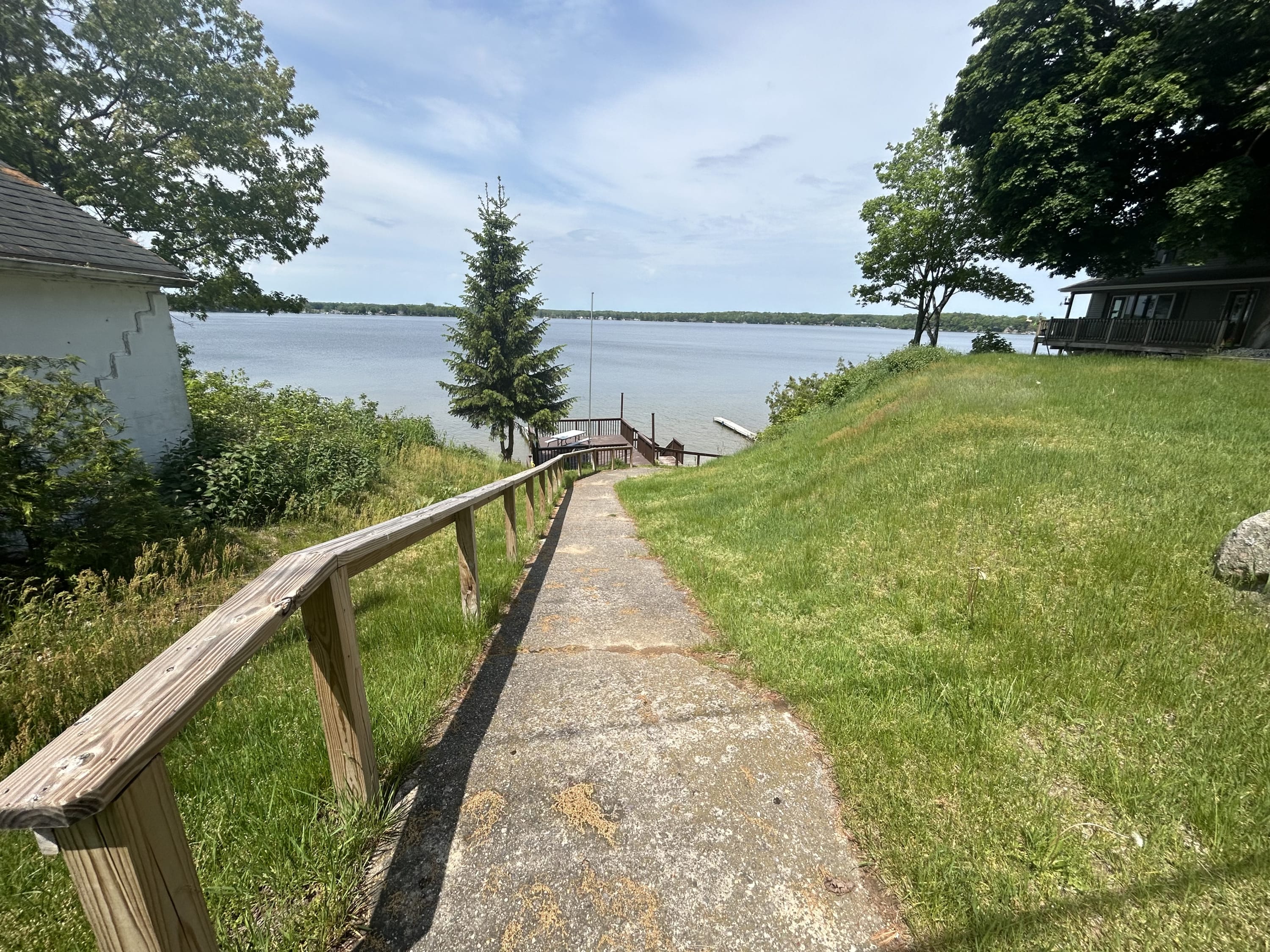 Lakeside cabin with scenic views - Photo 1