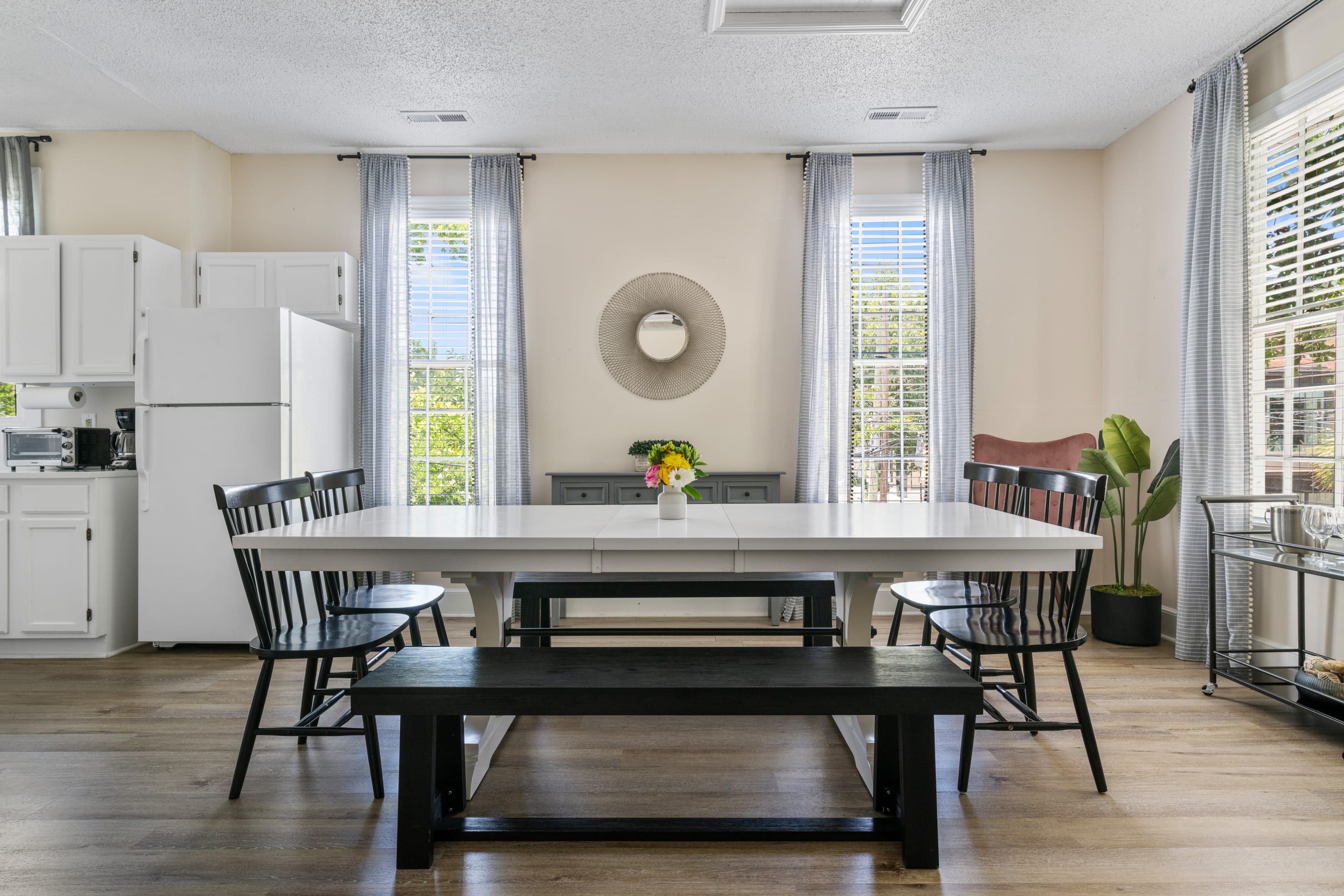 Dining Area with seating for your group! This is a bright and welcoming space!