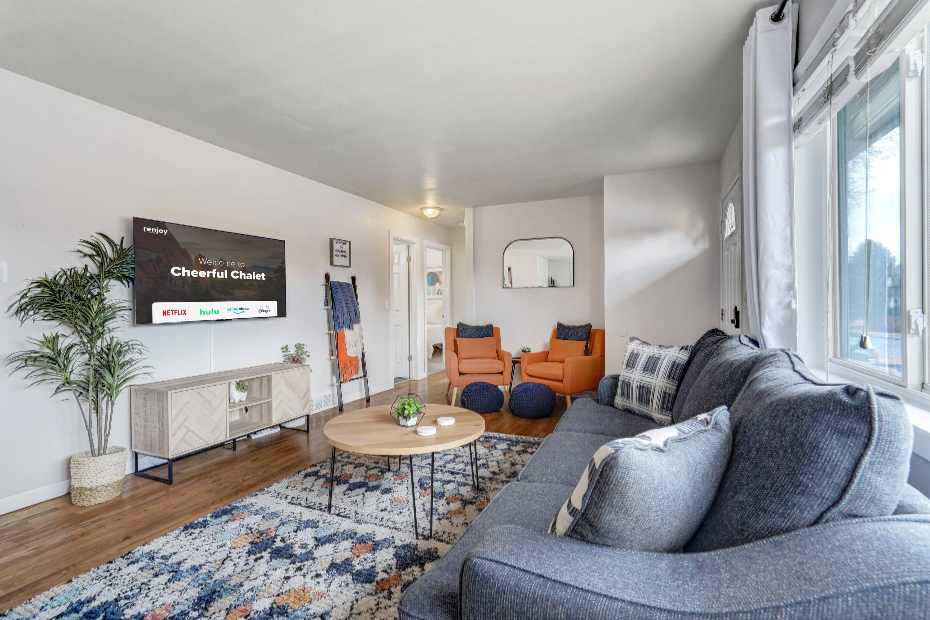 Cheerful Chalet! Centrally Located w BBQ Pit β Colorado Springs, CO β vacation rental