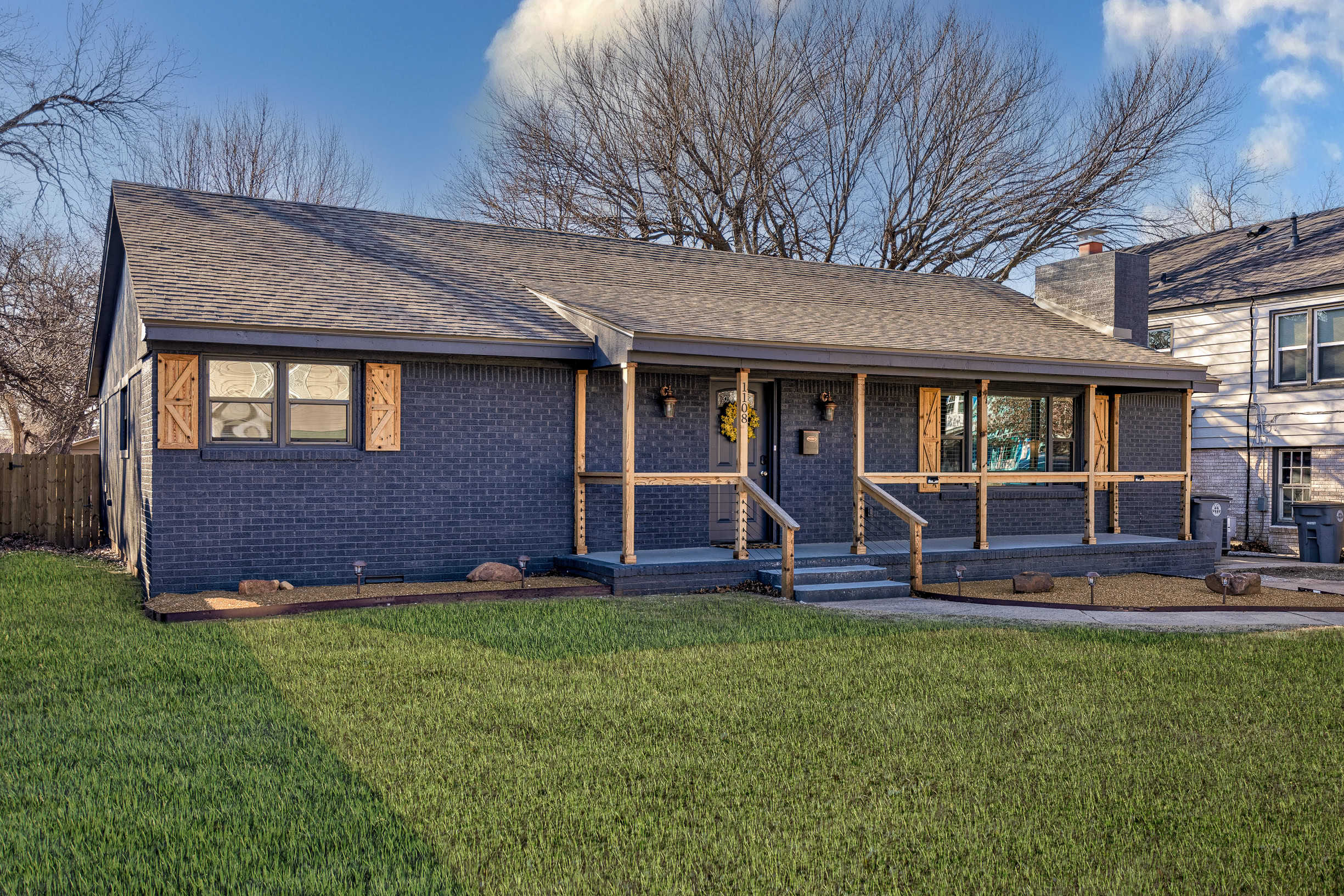 The Great Plains Family Estate House - 3 BR 2 BA - King Bed & Wifi