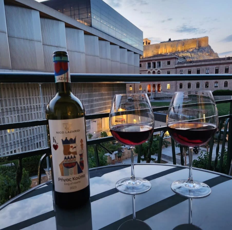 Acropolis View Modern Deluxe Suite with Balcony — holiday rental in Athens