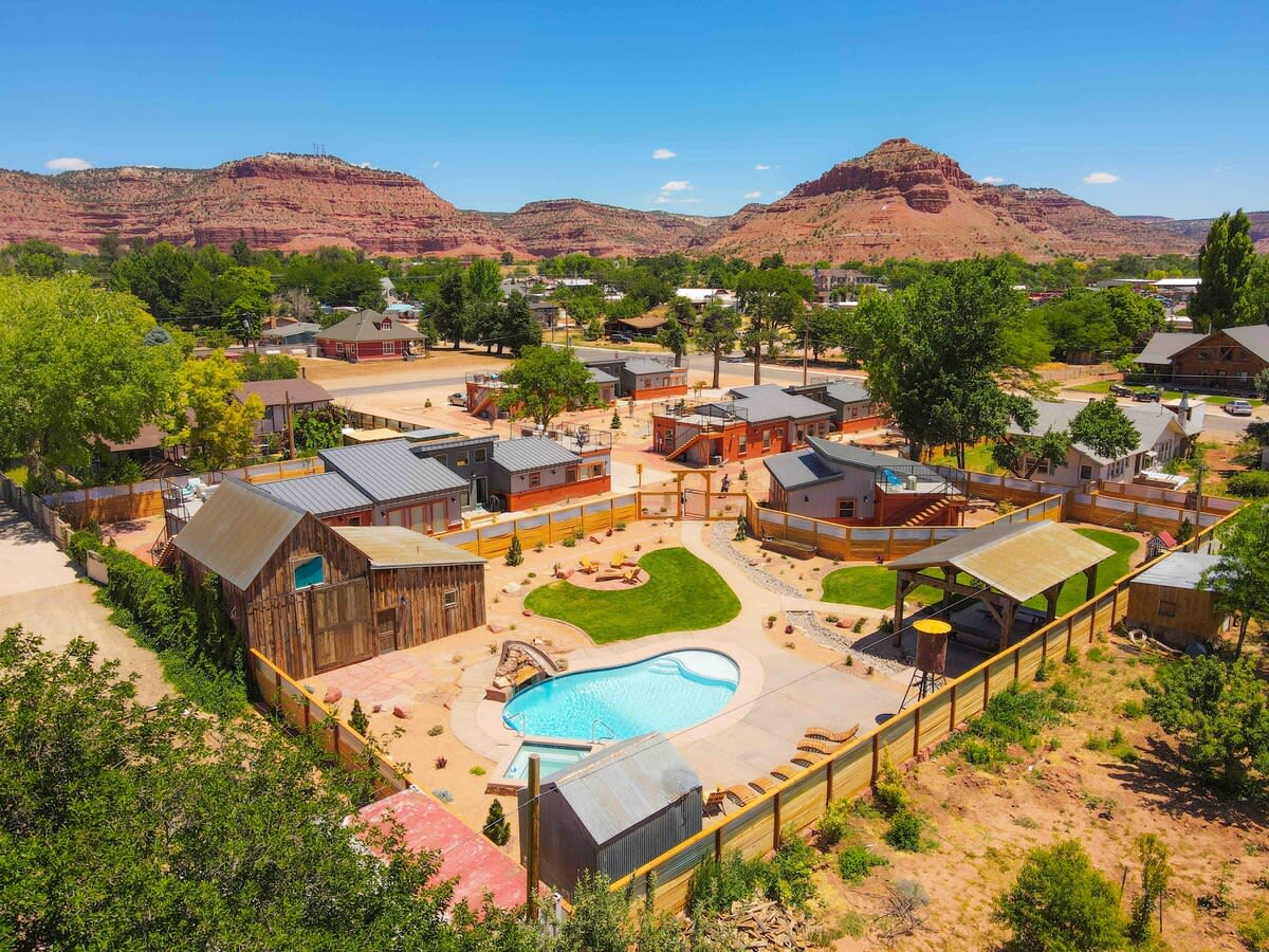 Private Resort with Kanab Charm 2 Bedroom, 2 Bathroom, Pool, Hot Tub, Stargazing Roof Deck: Timber & Tin G — Kanab, UT — vacation rental