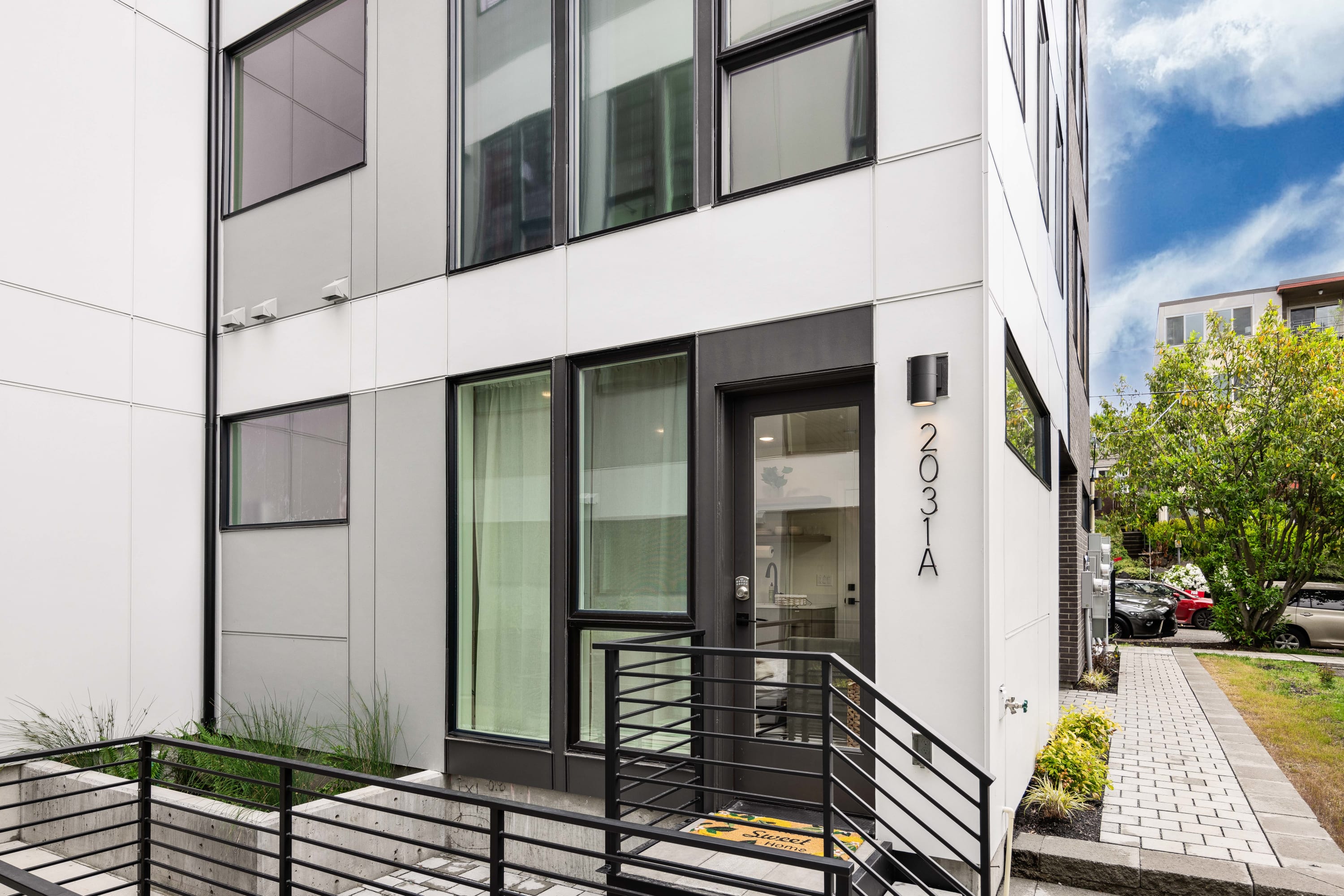 Quiet Eastlake Studio - Covered Parking. Near SLU/UW