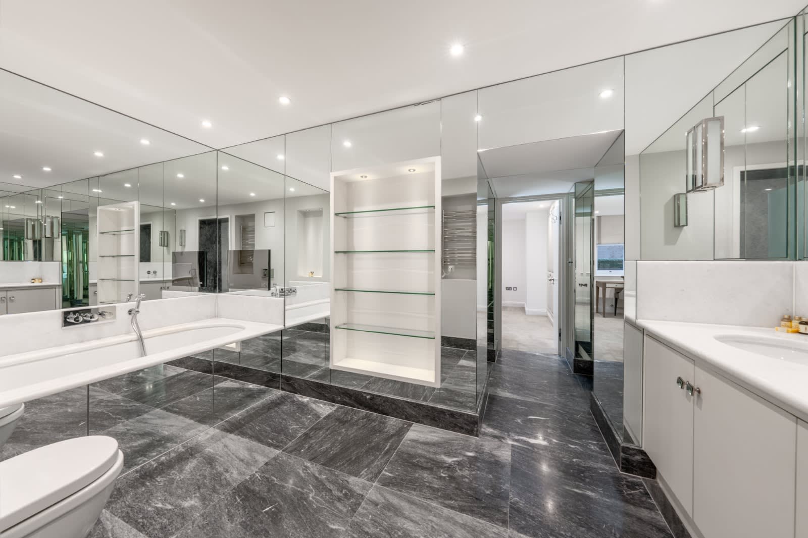 Elegant Knightsbridge Apartment near Harrods in Hans Place SW1X 0JY - Property image 15 - VivreStays