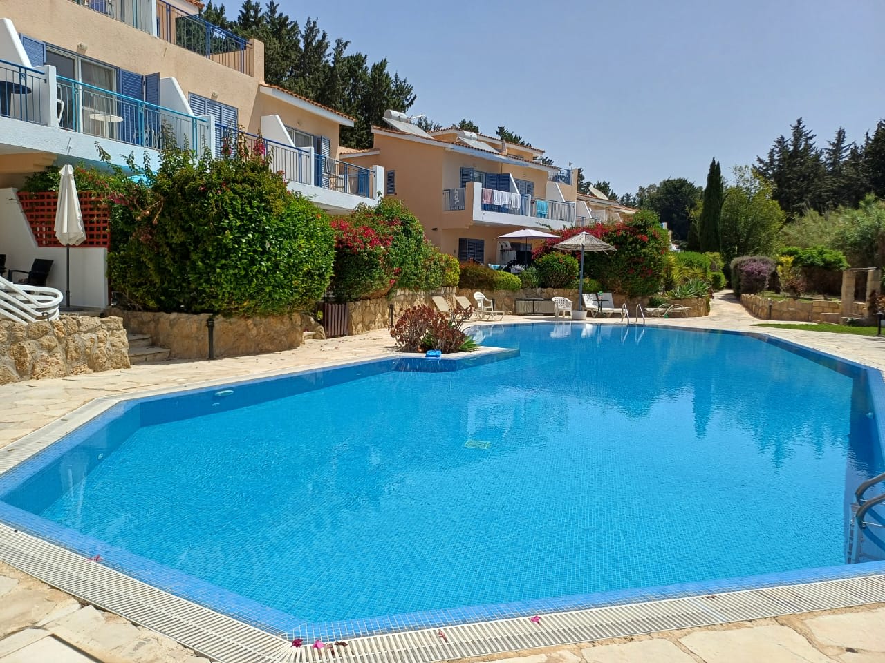 Paradise Gardens - superb, large 3 bed 2 bath apt