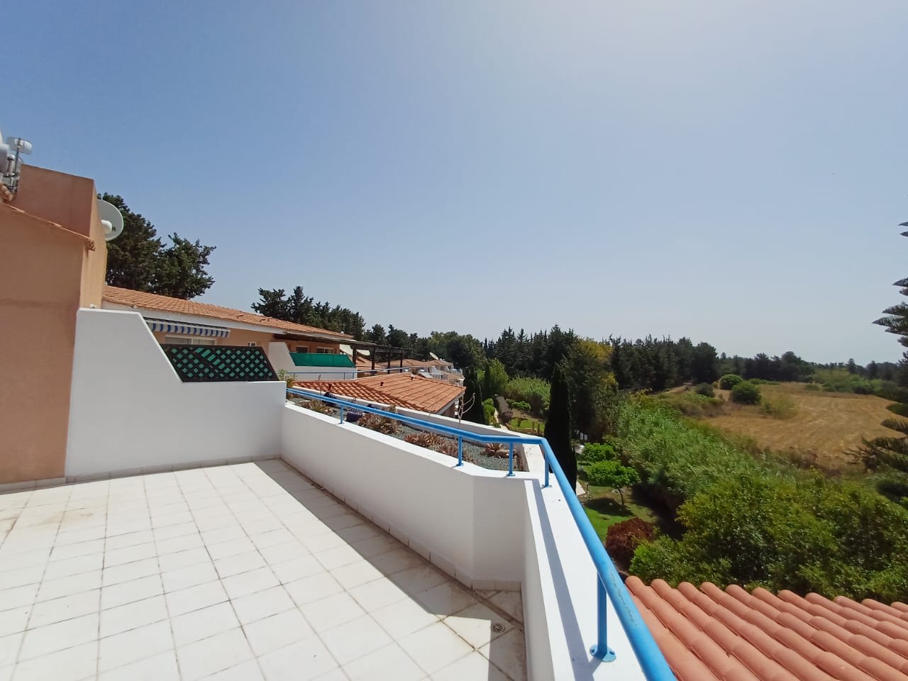Paradise Gardens - superb, large 3 bed 2 bath apt