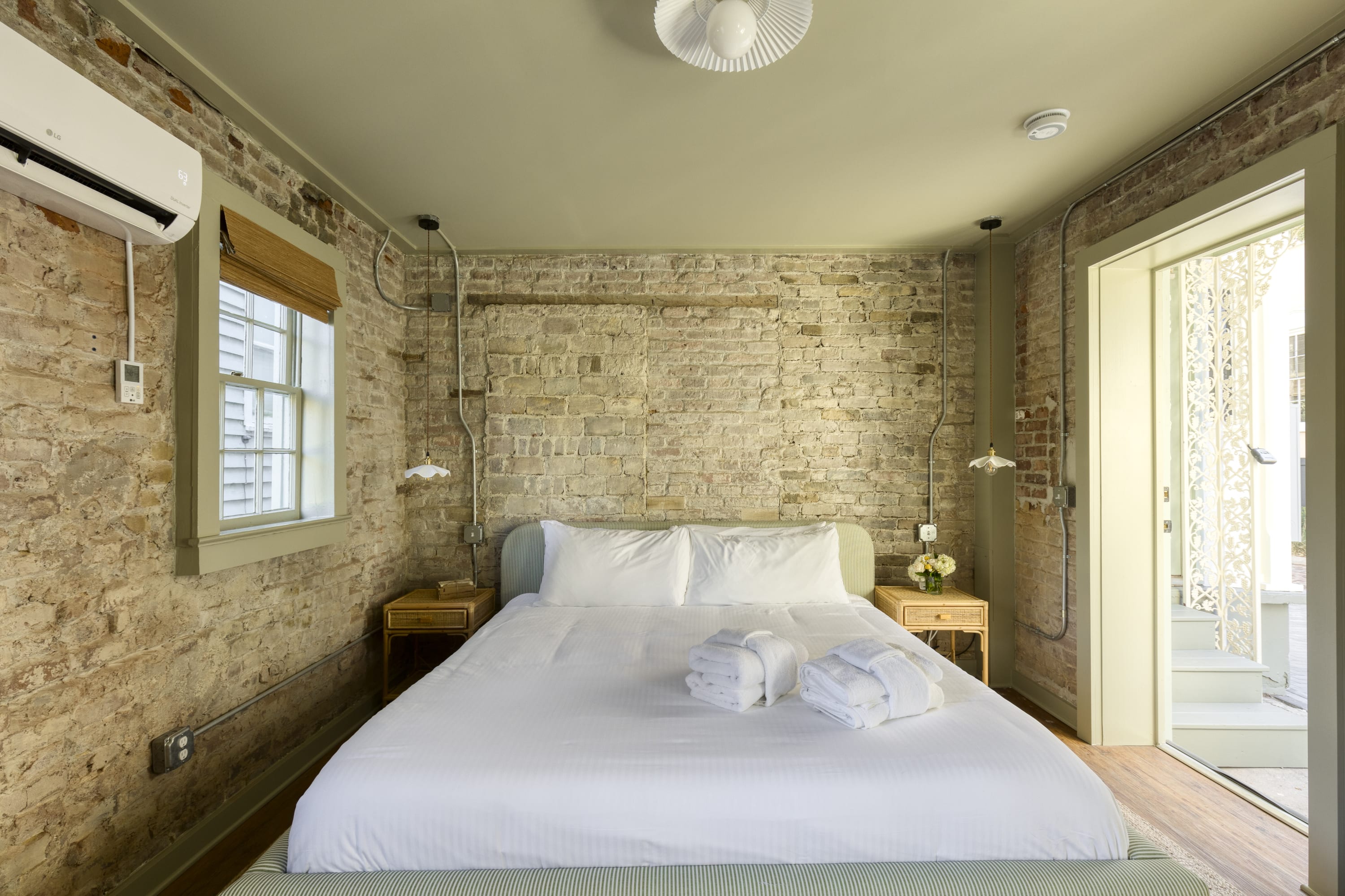 Historic B&B King Suite- Walk to King — Charleston, SC — vacation rental