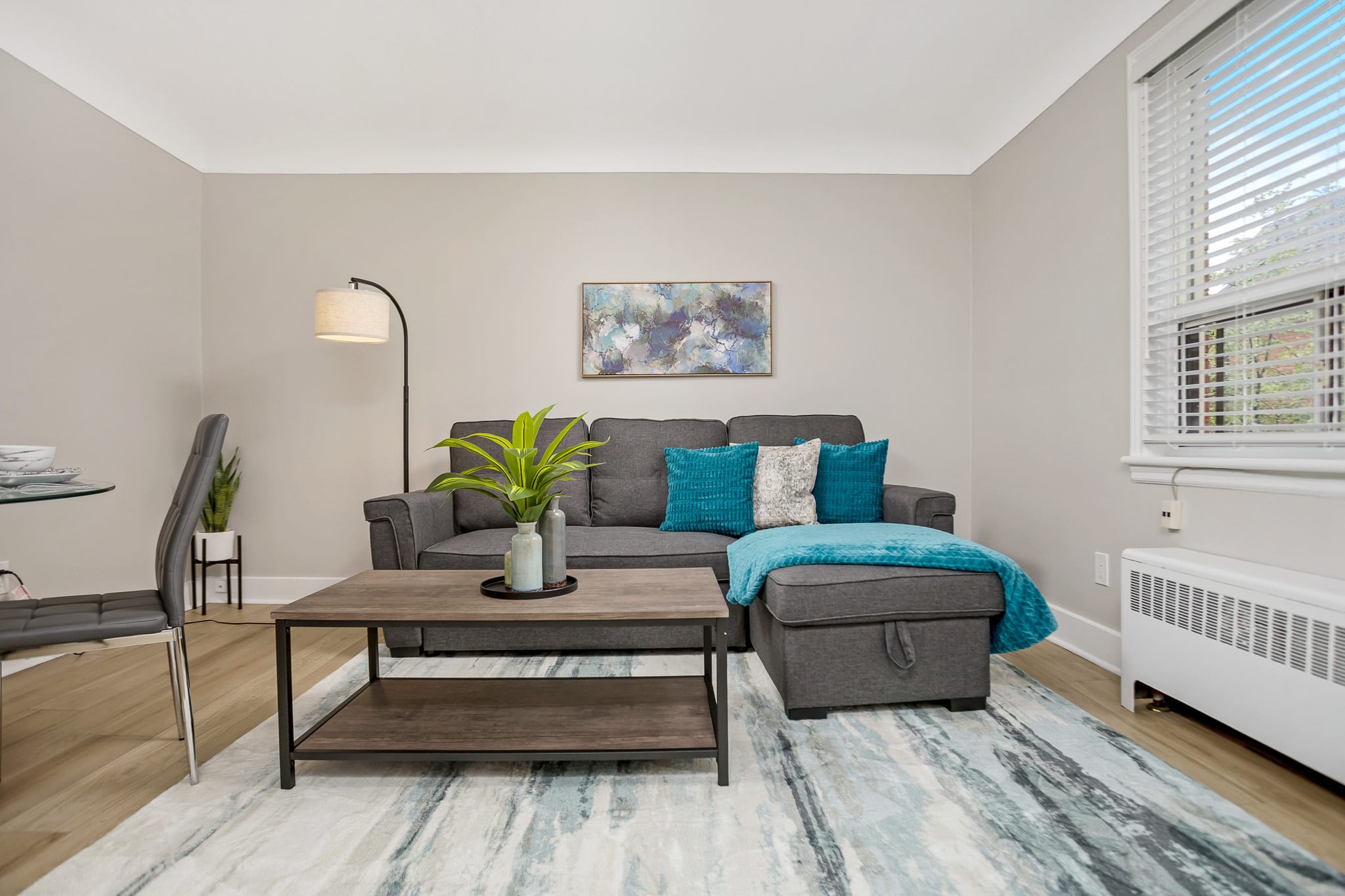 Living room with modern furnishings 